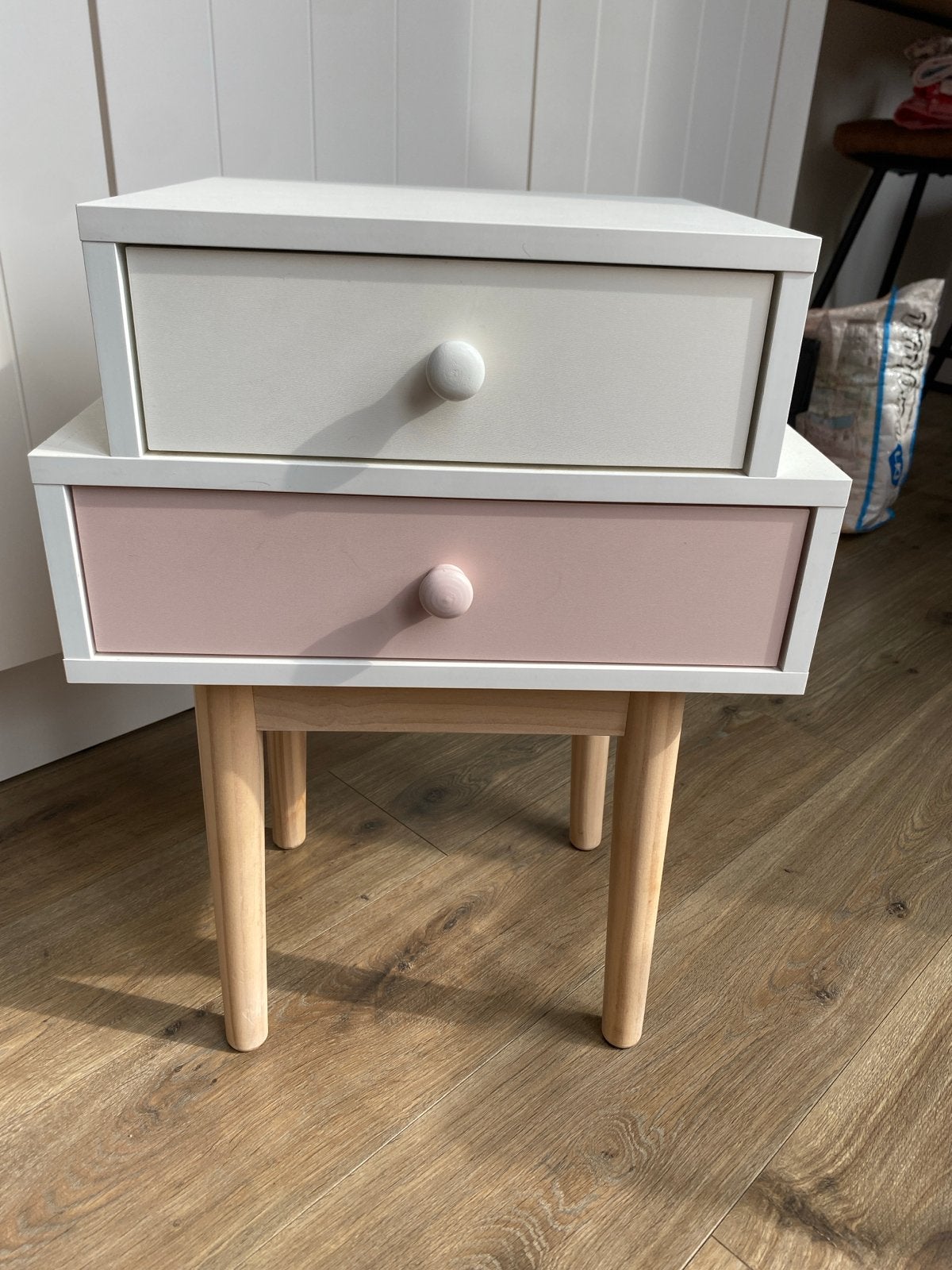 Nachtkastje met twee lades - wit en roze, Zo goed als nieuw, Minder dan 50 cm, Ophalen, Minder dan 90 cm