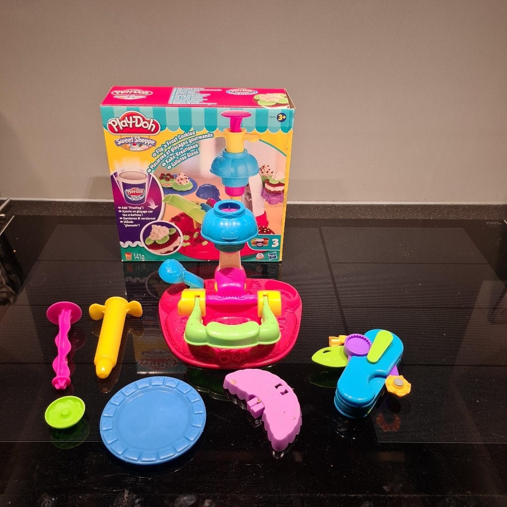 Play Doh koekjes fabriek inclusief doos + zakmes., Ophalen of Verzenden, Gebruikt, Knutselen