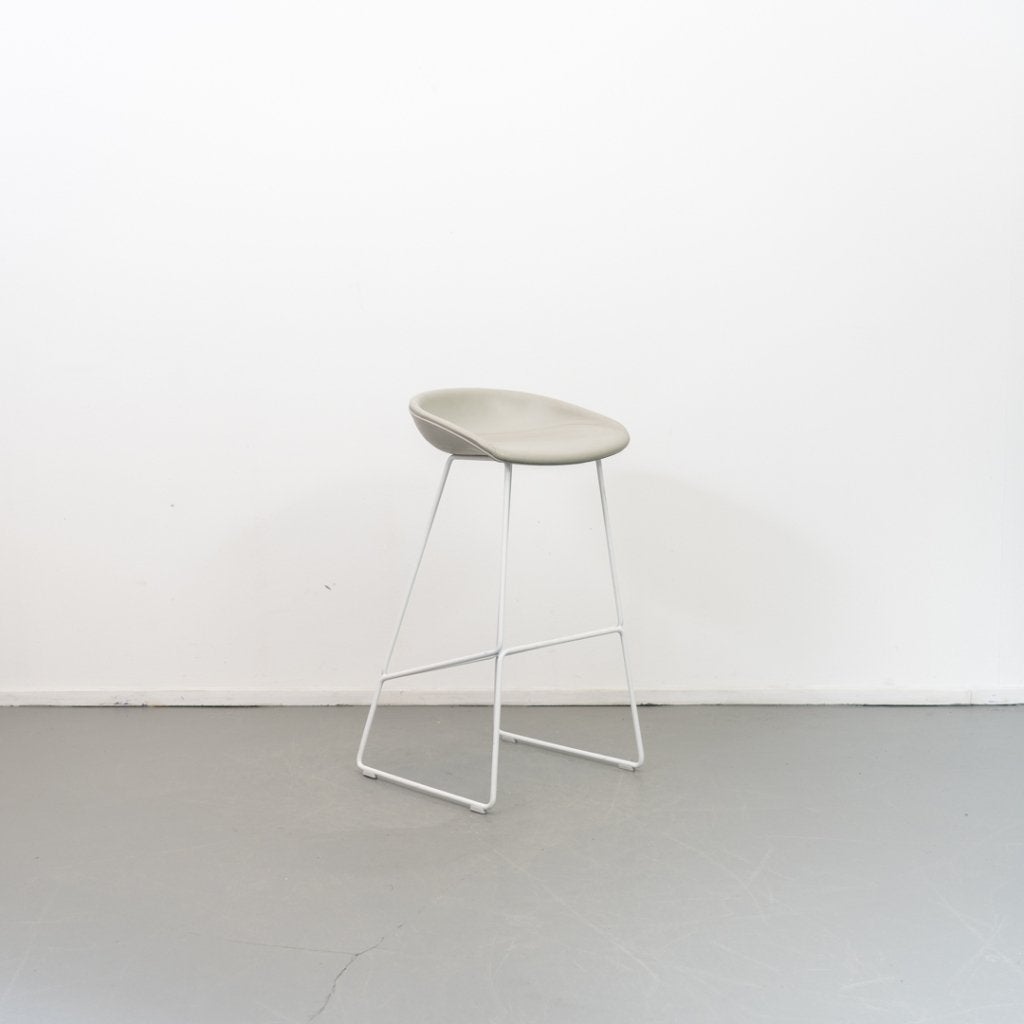 5 Hay about a Stool AAS38 barkruk 75 cm Grijs Leer, Huis en Inrichting, Barkrukken, Niet ingevuld, Niet ingevuld, Zo goed als nieuw