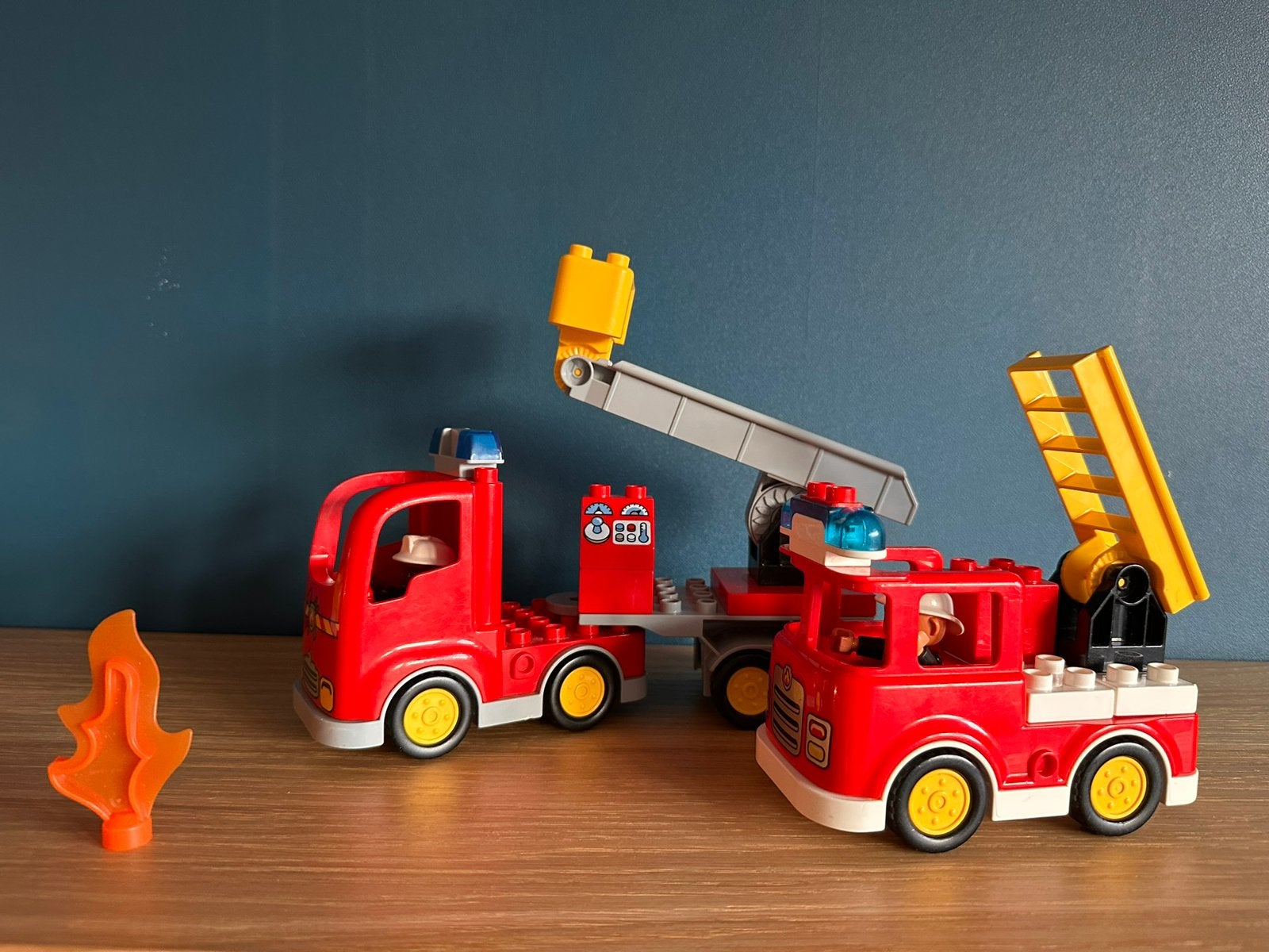 LEGO DUPLO Brandweer – Brandweerauto en Ladderwagen, Ophalen, Zo goed als nieuw, Duplo