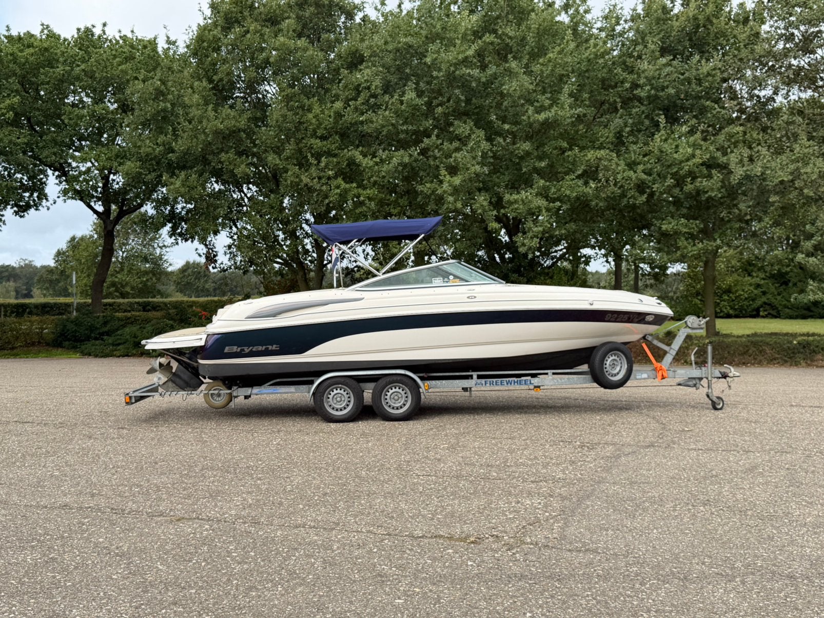 Bryant 219 V8 5.0 met Permateak vloer en Freewheel trailer, Watersport en Boten, Benzine, Overige merken, Gebruikt, Binnenboordmotor