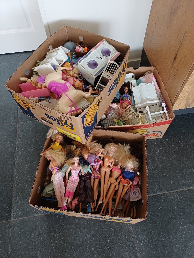 3 Bananendozen Poppen , Barbie , Meubeltjes , Kleding etc.., Ophalen, Gebruikt, Barbie