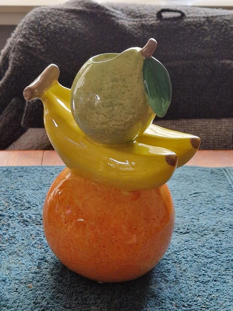 Keramiek fruitvaas opgebouwd Sinaasappel, Banaan en Peer, Huis en Inrichting, Woonaccessoires | Vazen, Overige kleuren, Aardewerk of Porselein