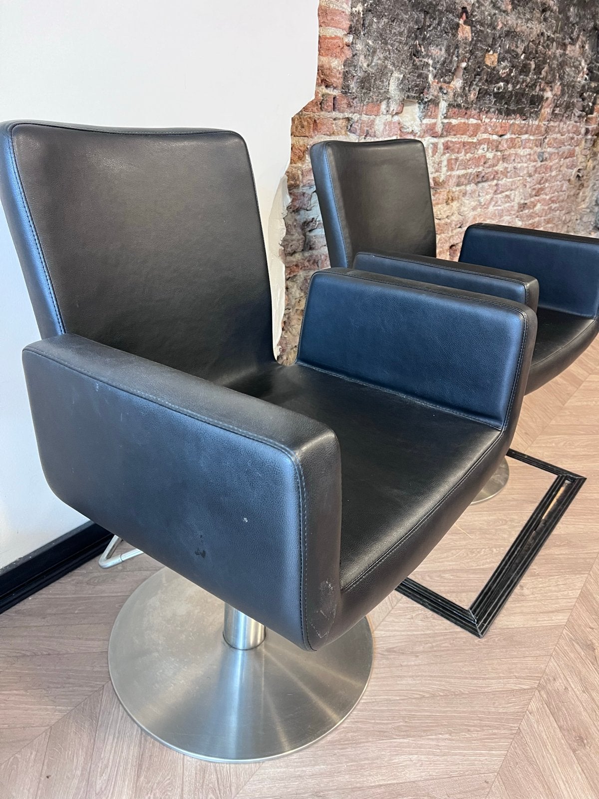 Twee kappers stoelen comfortabele en nette kappersstoelen, Huis en Inrichting, Stoelen, Ophalen, Gebruikt, Twee, Zwart