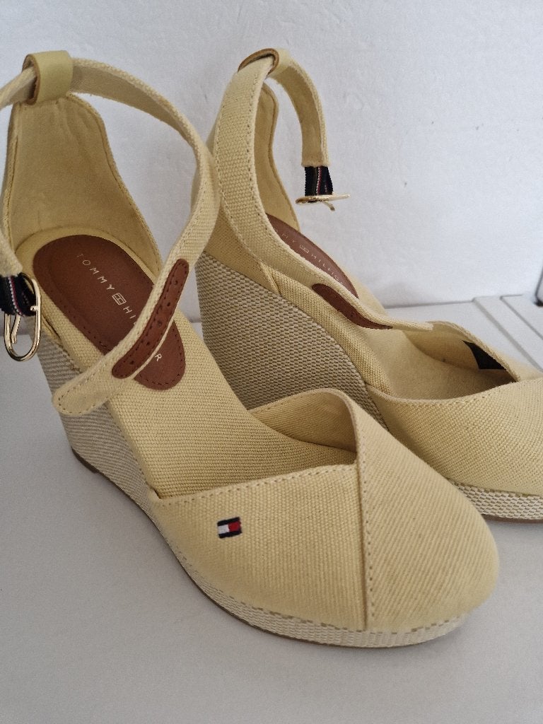 Sandalen, Ophalen, Geel, Sandalen of Muiltjes, Zo goed als nieuw
