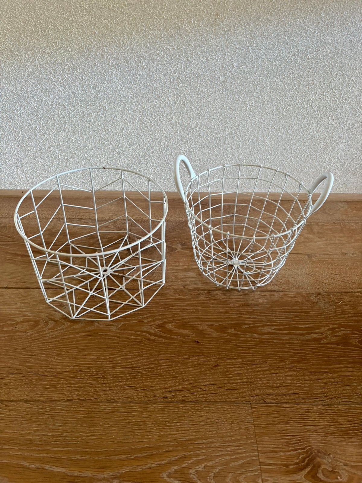 2 witte metalen manden, Mand, Rond, Ophalen of Verzenden, Zo goed als nieuw