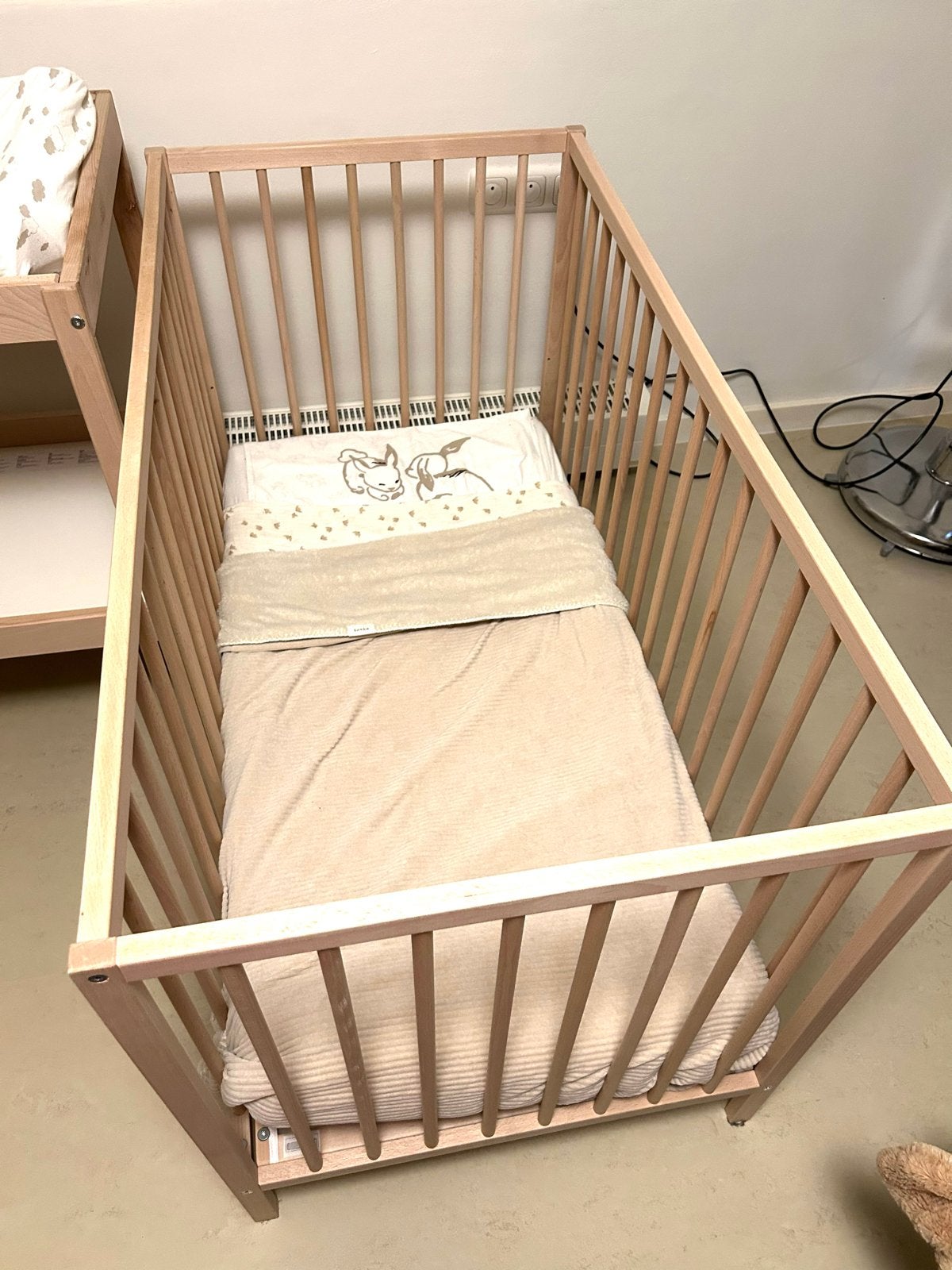 IKEA Sniglar babybed met matras en commode met extra’s, Ophalen, 70 tot 85 cm, 140 tot 160 cm, Zo goed als nieuw