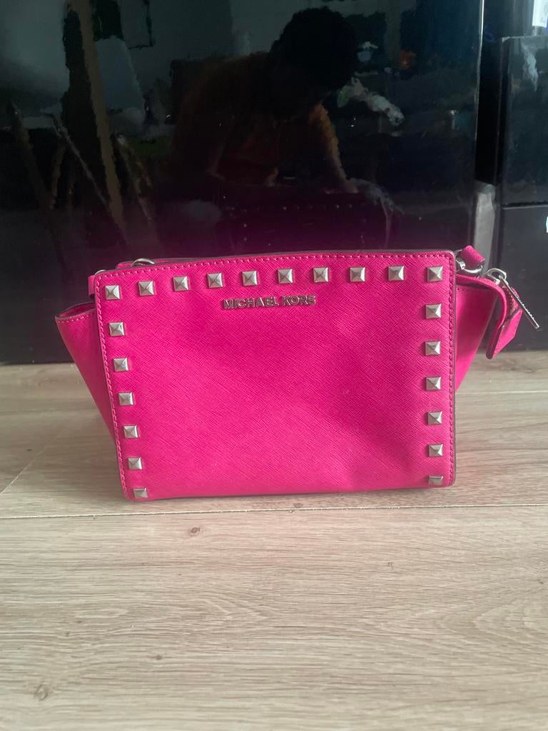 Michael Kors fuchsia schoudertasje met studs, Ophalen of Verzenden, Gebruikt, Roze, Schoudertasje