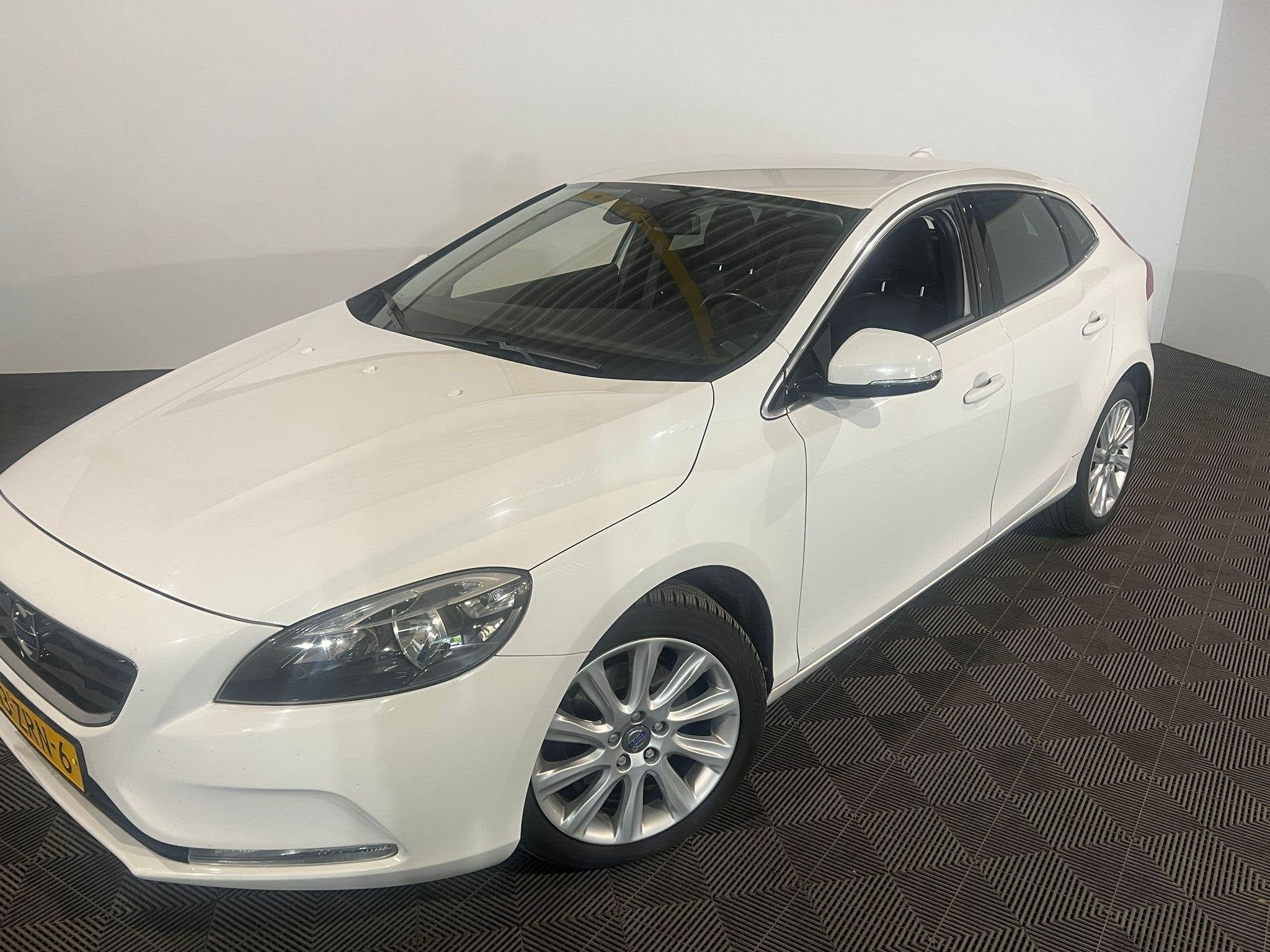 Volvo V40 1.6 T3 Momentum, Auto's, Voorwielaandrijving, Gebruikt, 4 cilinders, 150 pk
