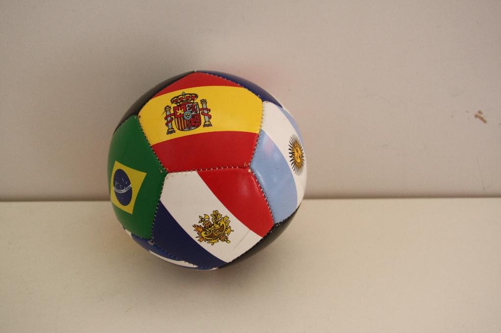 Planet Football Maat 1. Multiflags voetbal., Sport en Fitness, Voetbal, Maat XS of kleiner, Ophalen of Verzenden, Zo goed als nieuw