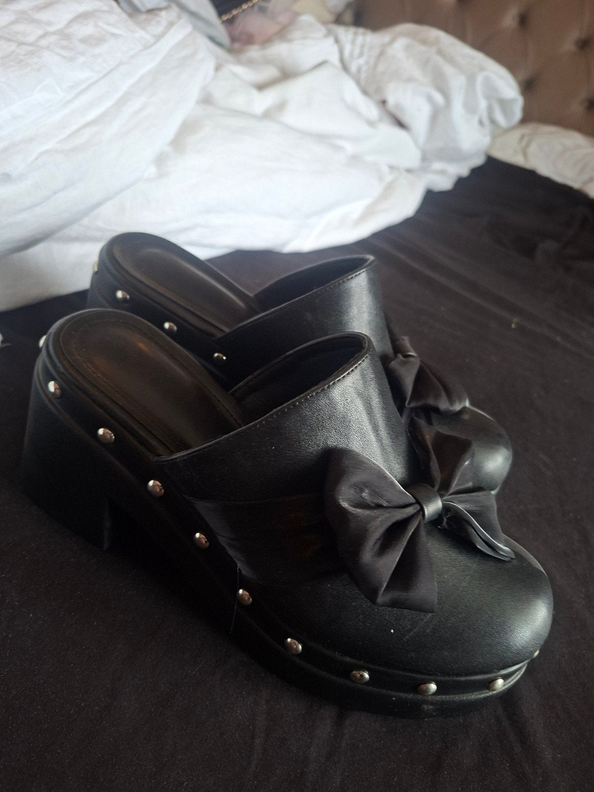 Zwarte muiltjes met strik en studs, Ophalen of Verzenden, Zo goed als nieuw, Zwart, Sandalen of Muiltjes