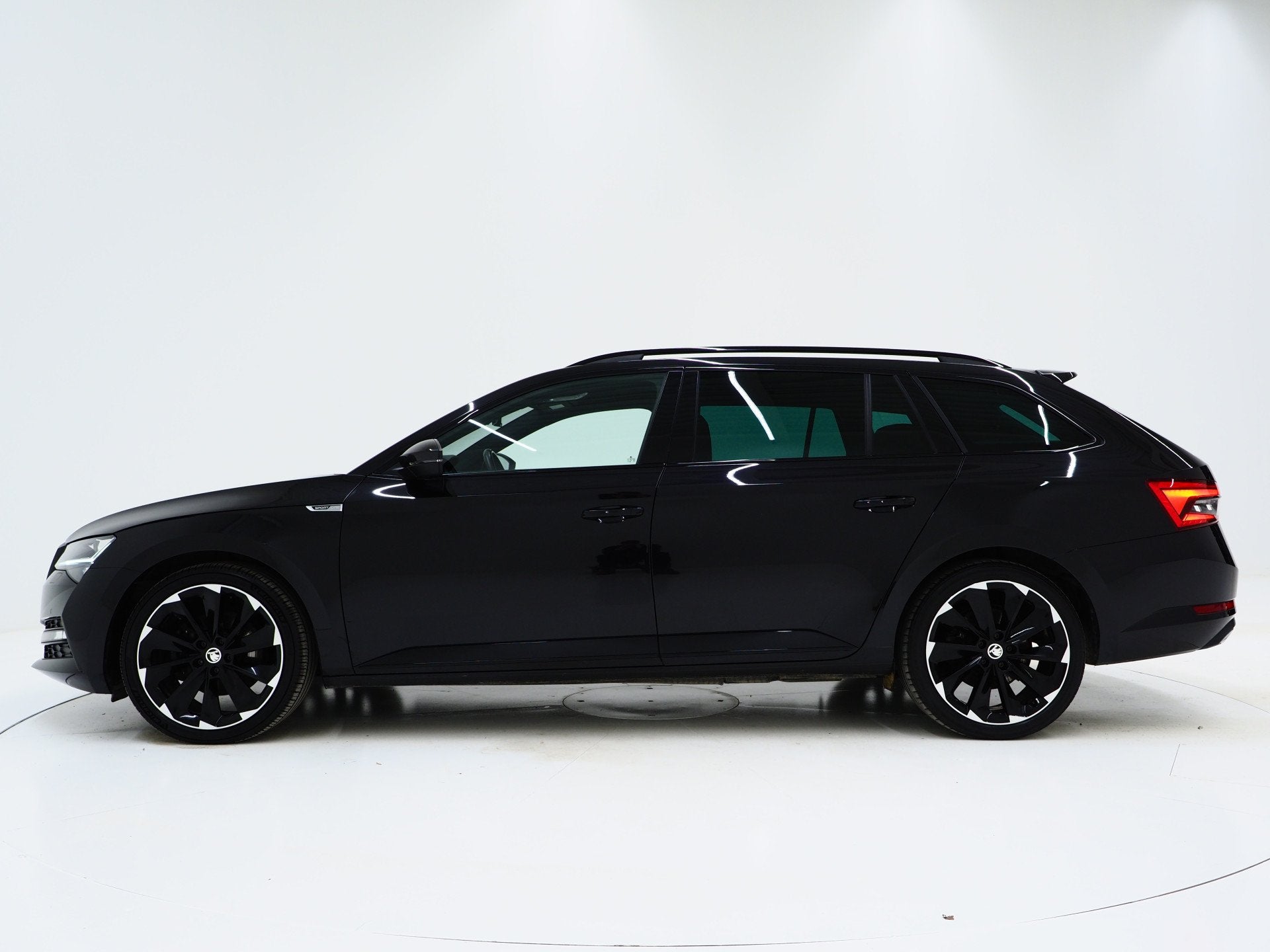 Skoda Superb Combi 1.4 TSI iV Sportline | Sportstoelen | Ada, Auto's, Gebruikt, Zwart, 4 cilinders, Zwart