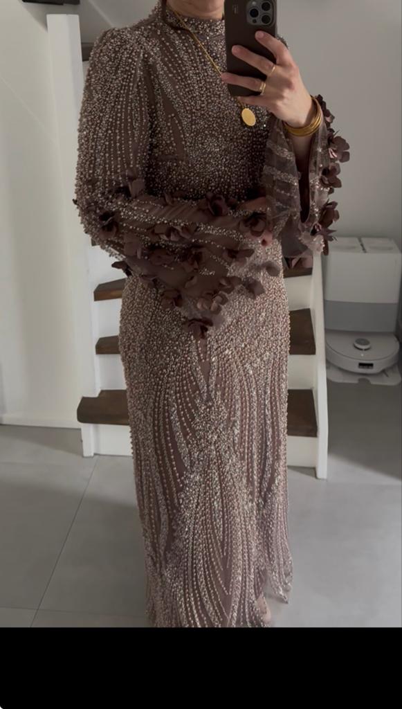 Elegante avondjurk abiye met kralen en 3D bloemen, Kleding | Dames, Jurken, Bruin, Maat 46/48 (XL) of groter, Ophalen of Verzenden