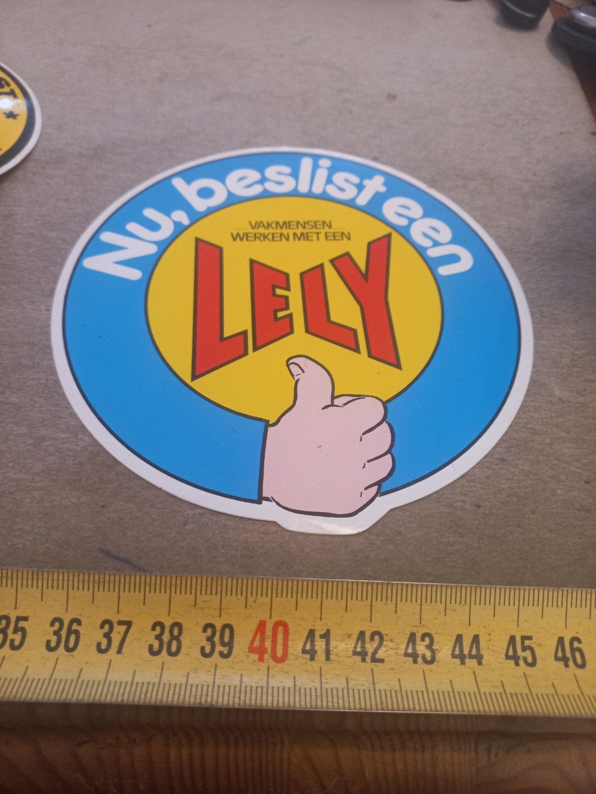 Vintage Lely sticker - Vakmensen werken met een Lely, Ophalen of Verzenden, Gebruikt