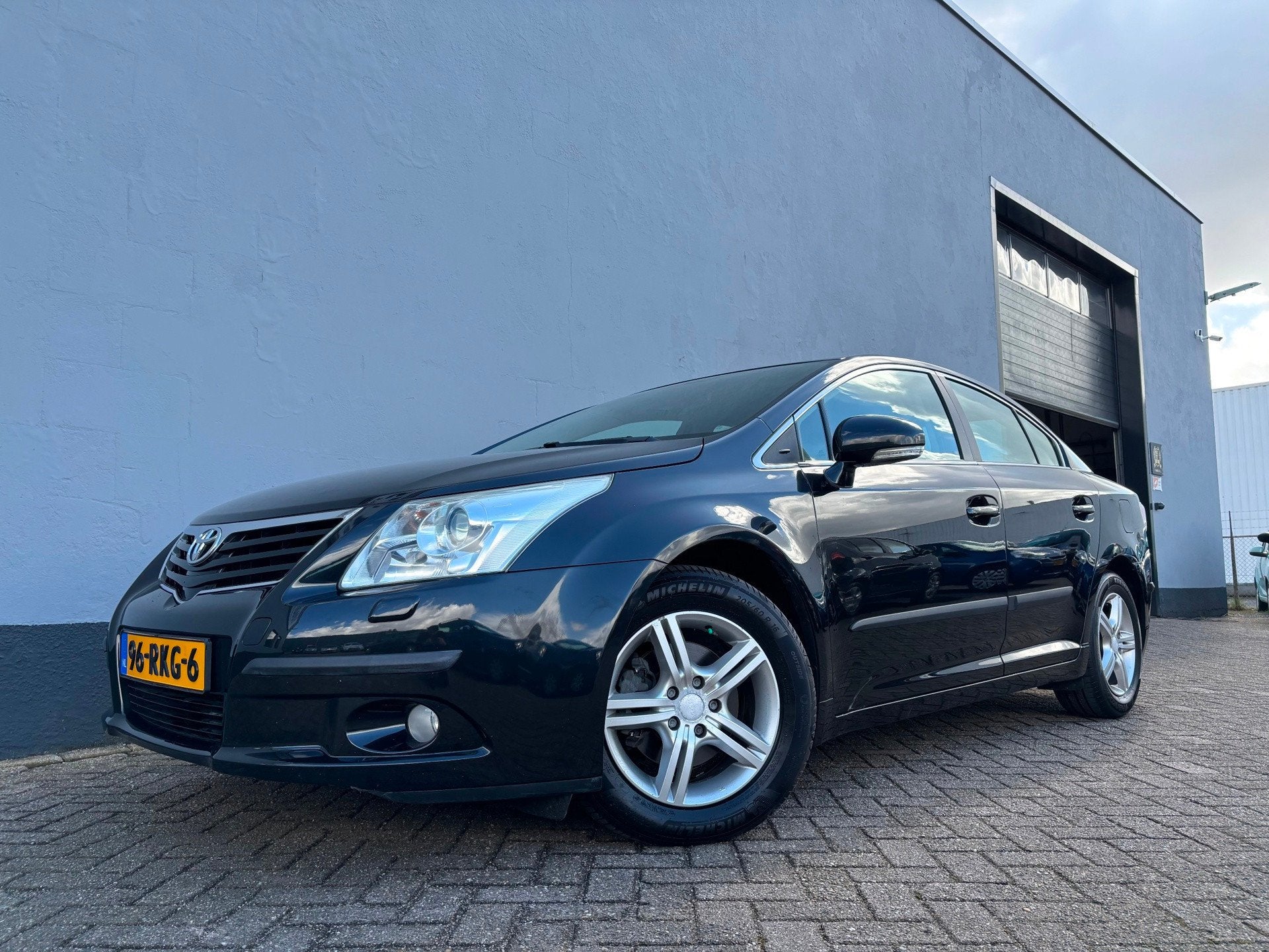 Toyota Avensis 1.8 VVTi Business, Voorwielaandrijving, Euro 5, 15 km/l, Zwart