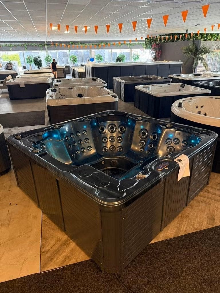 Luxe 5-persoons Spa 4 Zitplaatsen + 1 Ligplaats Bomvol Jets, Ophalen, Zo goed als nieuw, Trap, Vast