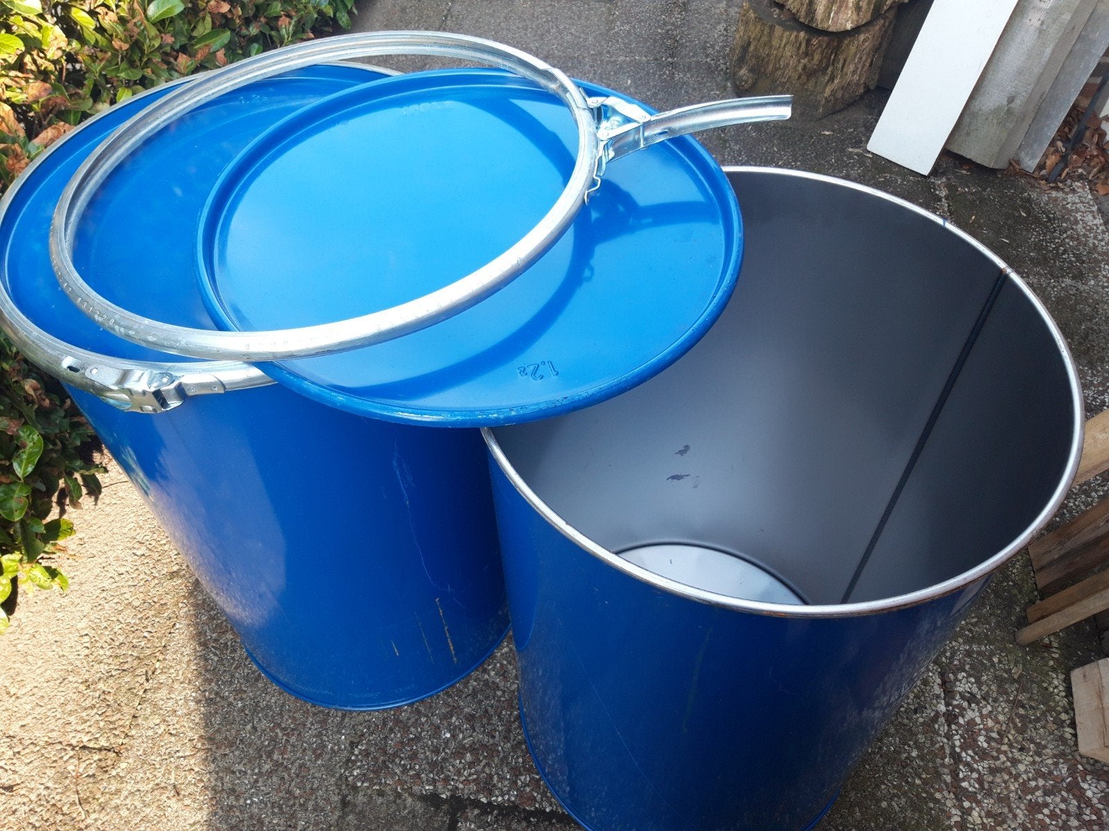 Mooie schone metalen 200 liter vaten met hersluitbaar deksel, Tuin en Terras, Regentonnen, 150 liter of meer, Ophalen, Zo goed als nieuw