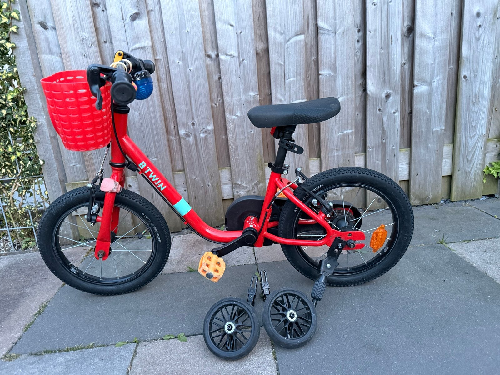 B'Twin 2  in 1 kinderfiets/loopfits 14 inch met zijwieltjes, Ophalen, Zijwieltjes, Velgrem, 16 tot 20 inch