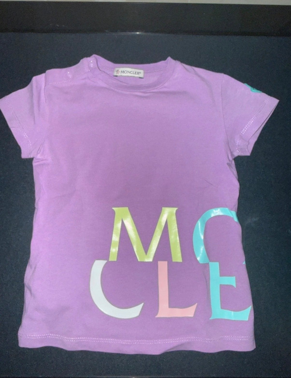 Moncler T-shirt paars met logo - Maat 12/18 maanden, Kinderen en Baby's, Ophalen of Verzenden, Zo goed als nieuw, Jongen of Meisje