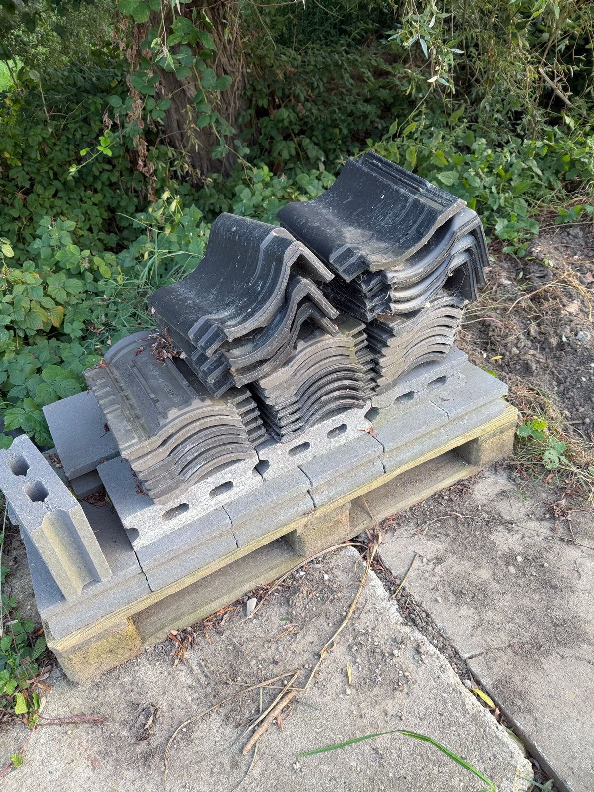 Nieuwe dakpannen ,nokvorsten en gevelpannen, Doe-het-zelf en Verbouw, Dakpannen en Dakbedekking, Gebruikt, Steen of Klei, Zwart