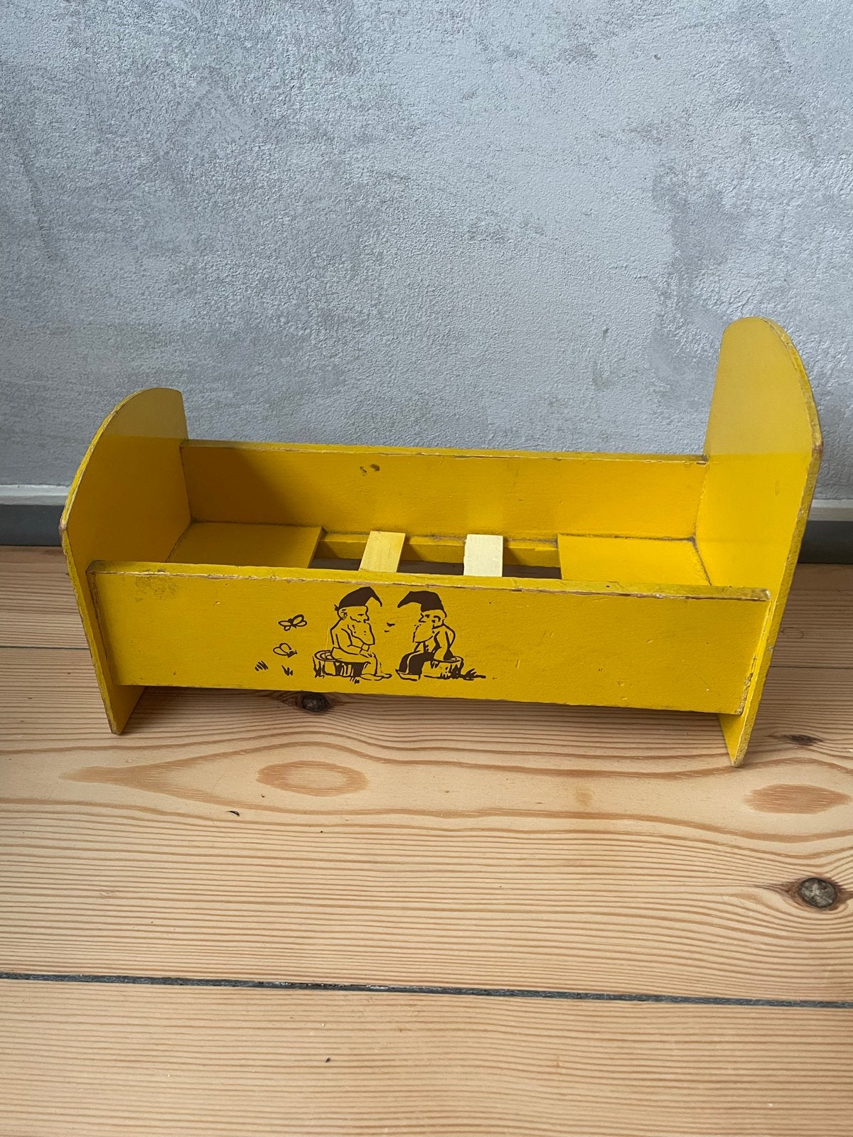 Vintage houten poppenbedje - Geel met tekeningen, Ophalen of Verzenden, Gebruikt, Overige typen