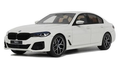 BMW 545E X Drive M Sport '23, wit, - 1:18 - GT Spirit, Overige merken, Rue de L' Ecusson 2, 56120 Josselin France, GTS Models