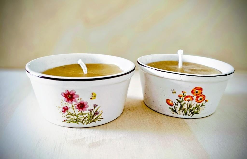 Kaars van bijenwas in sausschaaltje 8 x 4 cm met bloemmotief, Overige materialen, Overige kleuren, Verzenden, Nieuw