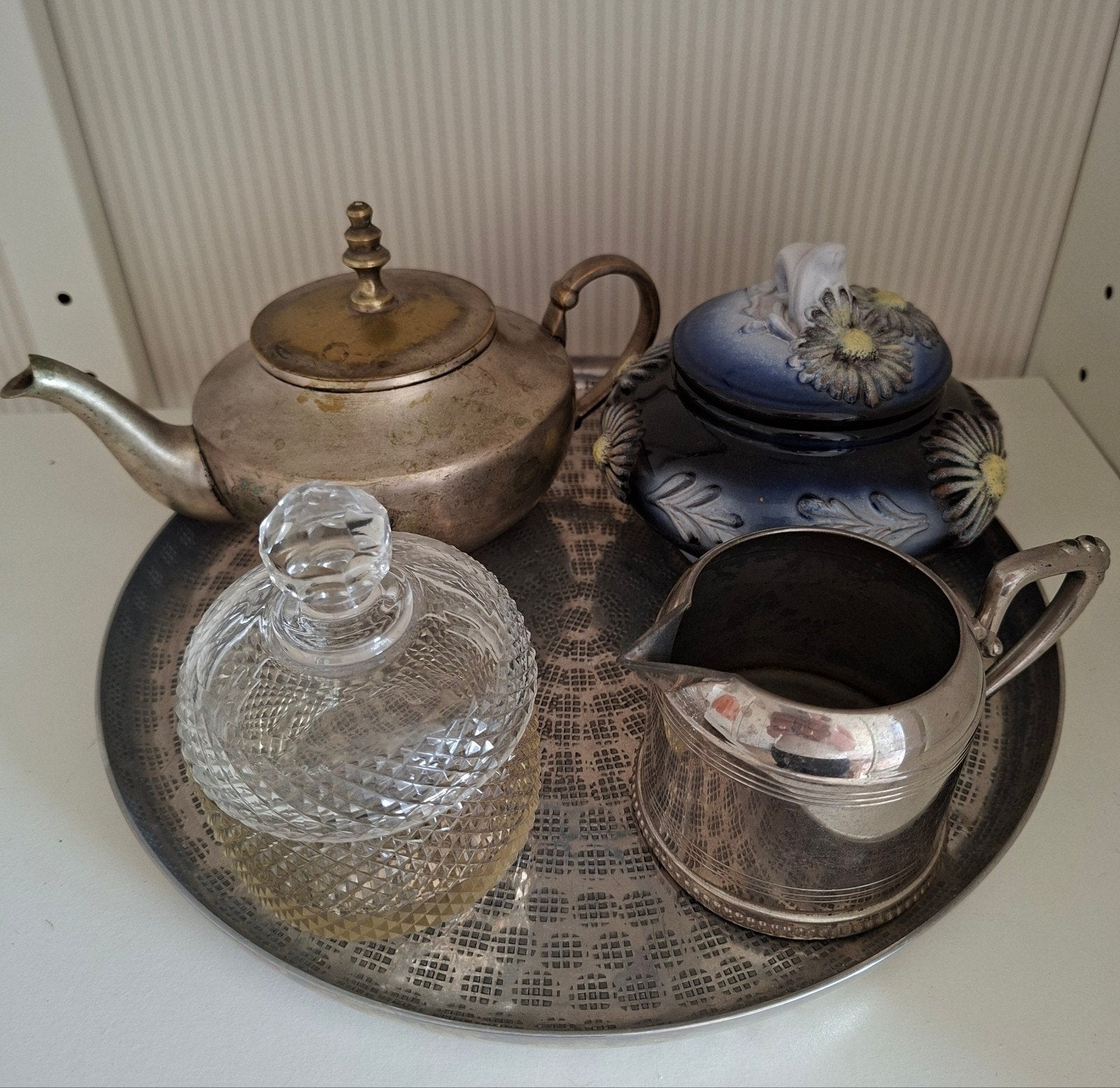 Antieke theepot, suikerpot en melkkan op dienblad, Ophalen of Verzenden