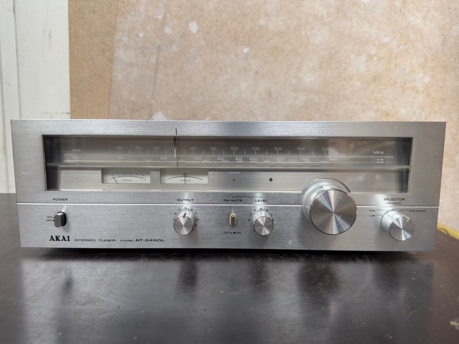 Akai AT-2450L stereo tuner, Akai, Akai, Ophalen of Verzenden, Zo goed als nieuw