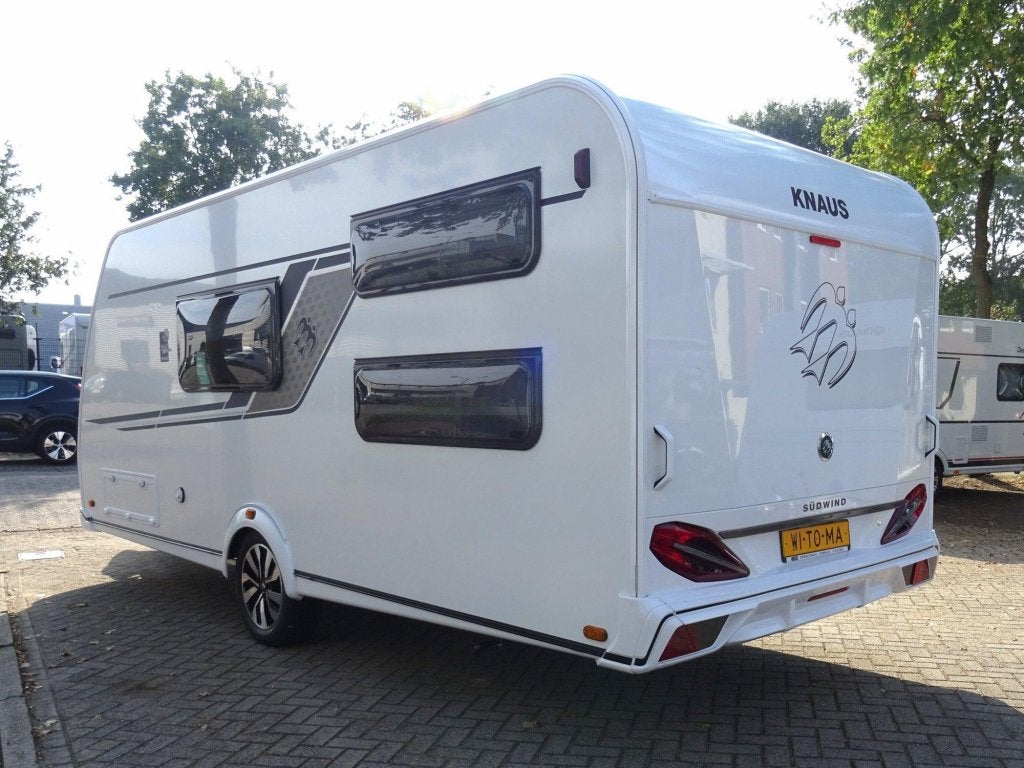 Knaus Sudwind Black Selection 500 QDK 50j witoma actiepakket, Bedrijf, Treinzit, Dwarsbed, 5 tot 6 meter