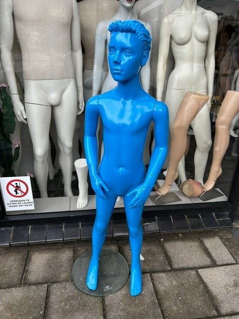 blauwe kinder etalagepop paspop etalagefiguur mannquin, Gebruikt, ., Ophalen of Verzenden, .