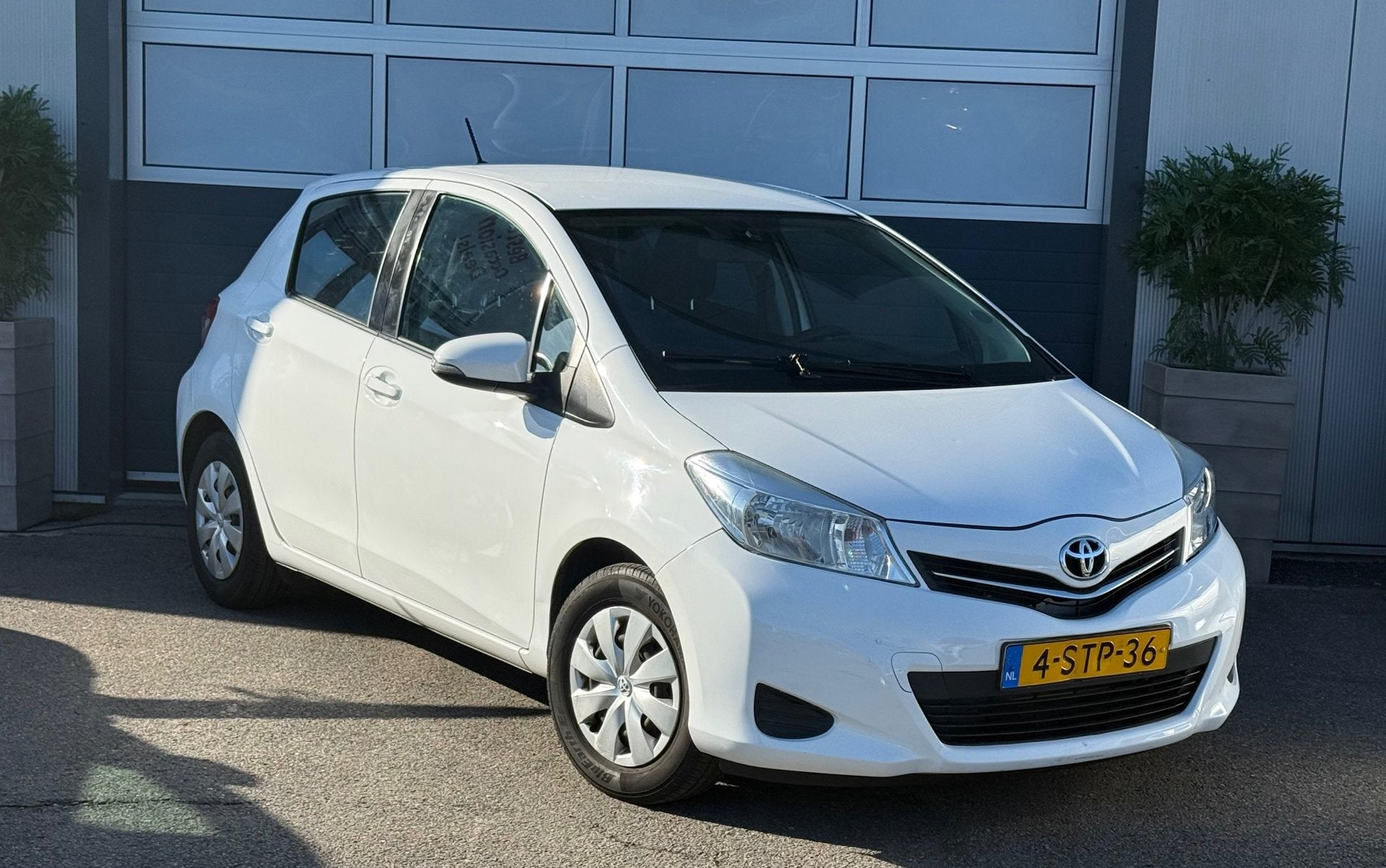 Toyota Yaris 1.0 VVT-i Now / APK / AIRCO / Inruill mog., Auto's, Toyota, Euro 5, Gebruikt, Elektrische ramen, Wit