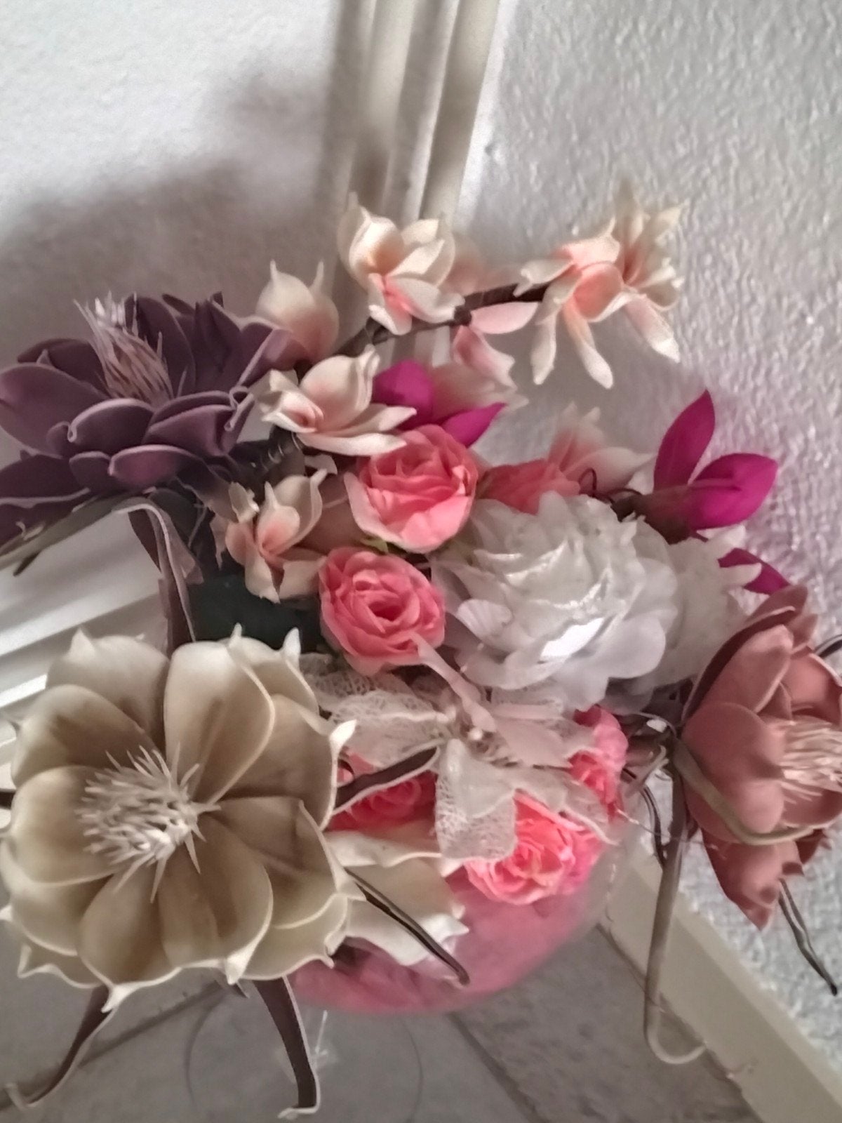 kunst bloemen in ronde bol van glas met voet, Huis en Inrichting, Ophalen, Zo goed als nieuw