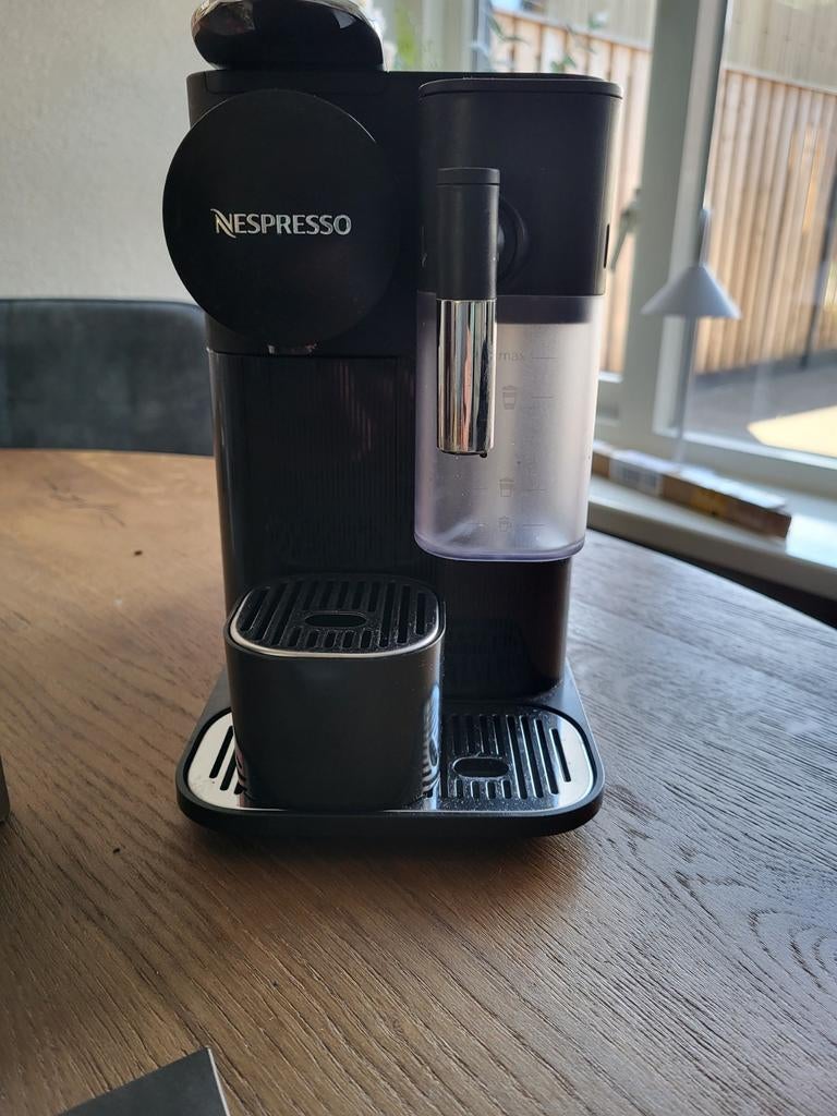 Nespresso lattissima one, Ophalen of Verzenden, Zo goed als nieuw, Koffiemachine