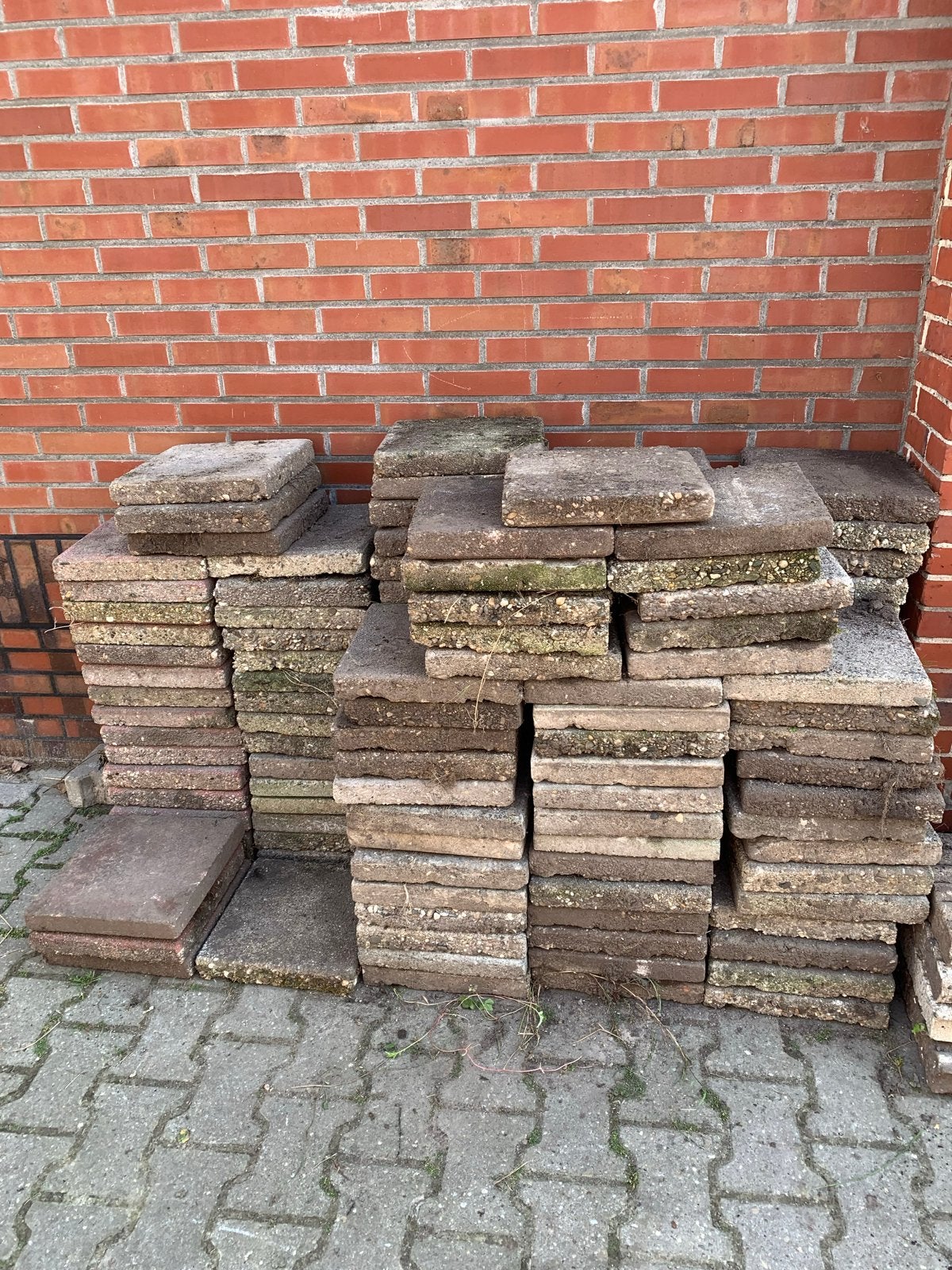 Gratis vierkante tuintegels, partij ruim 160 stuks, Tuin en Terras, Ophalen, Gebruikt, 10 m² of meer, Beton