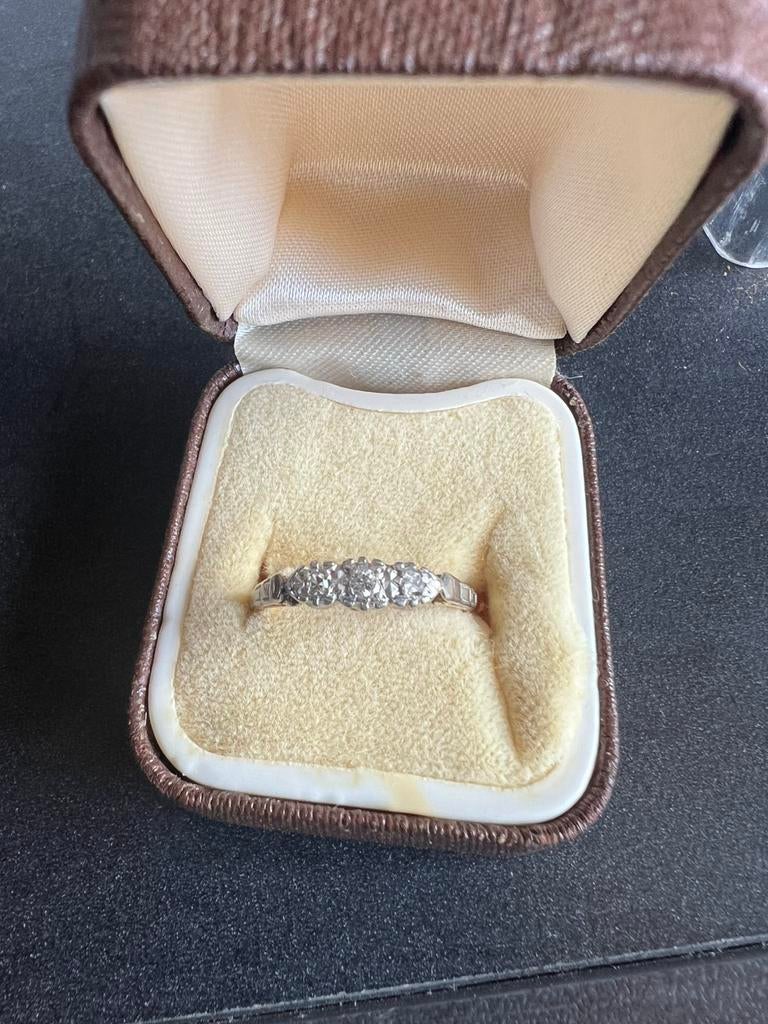 Ring 18  karaat en platina met 3 diamanten, Ophalen, Zo goed als nieuw, Goud, Dame