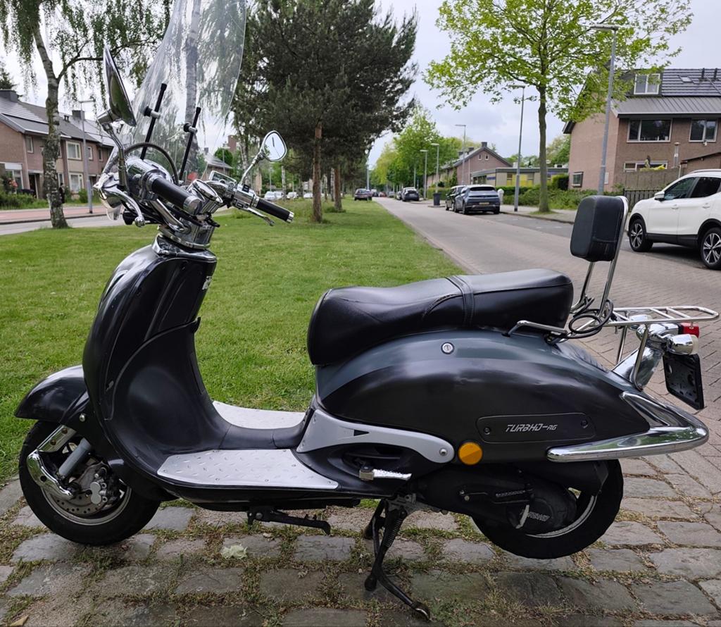 Turbho RL-50 & Bella scooter met windscherm en rugsteun., Fietsen en Brommers, Ophalen, Gebruikt, Benzine, Overige merken