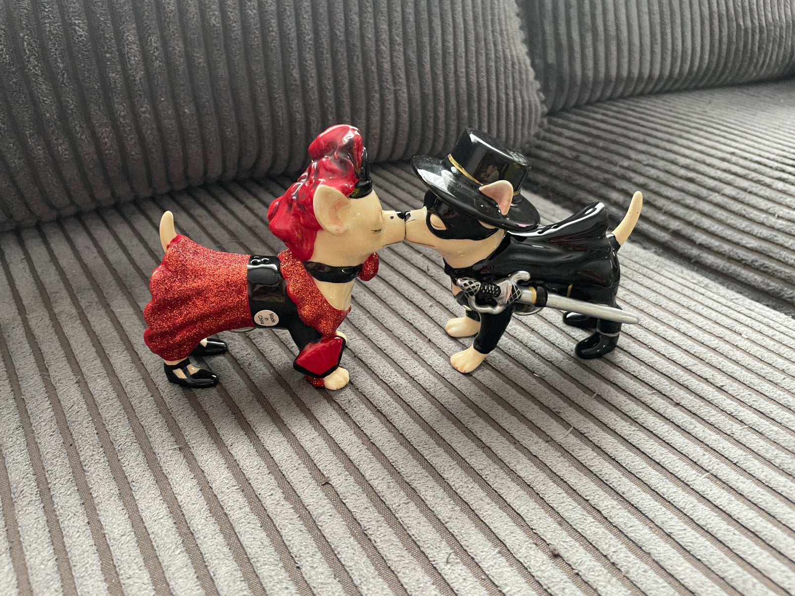 Chi en Zorro chihuahua honden kissing peper & zout stel, Ophalen of Verzenden, Zo goed als nieuw, Dier