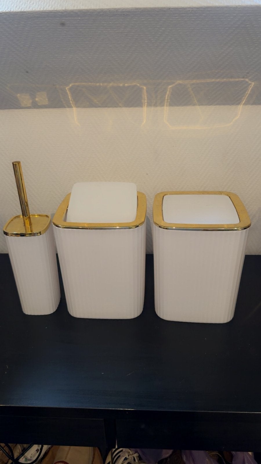 Witte badkameraccessoireset met gouden accenten, Huis en Inrichting, Ophalen of Verzenden, Zo goed als nieuw, Wit, Toilet-accessoire