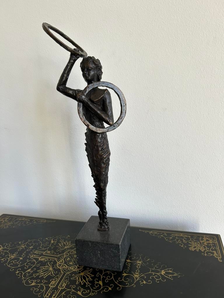Bronzen beeld: Meisje met ringen, Antiek en Kunst, Antiek | Koper en Brons, Ophalen of Verzenden