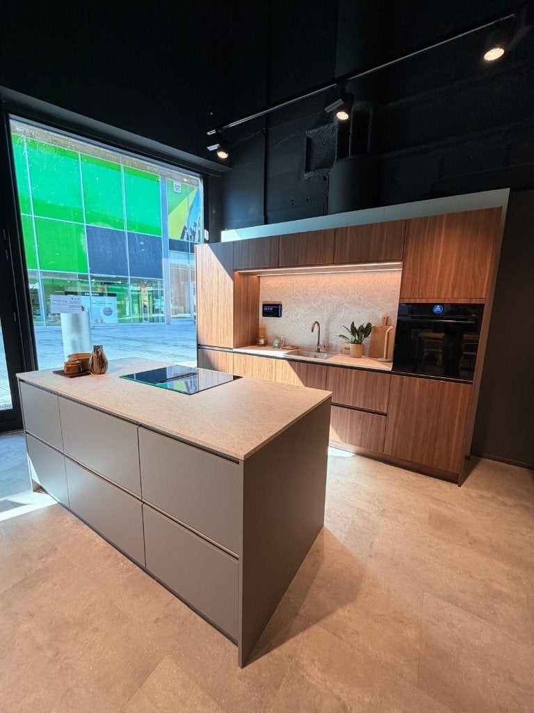 SHOWROOMKEUKEN IN DE UITVERKOOP, Huis en Inrichting, Keuken | Complete keukens, Ophalen, Bruin, Overige typen, Nieuw