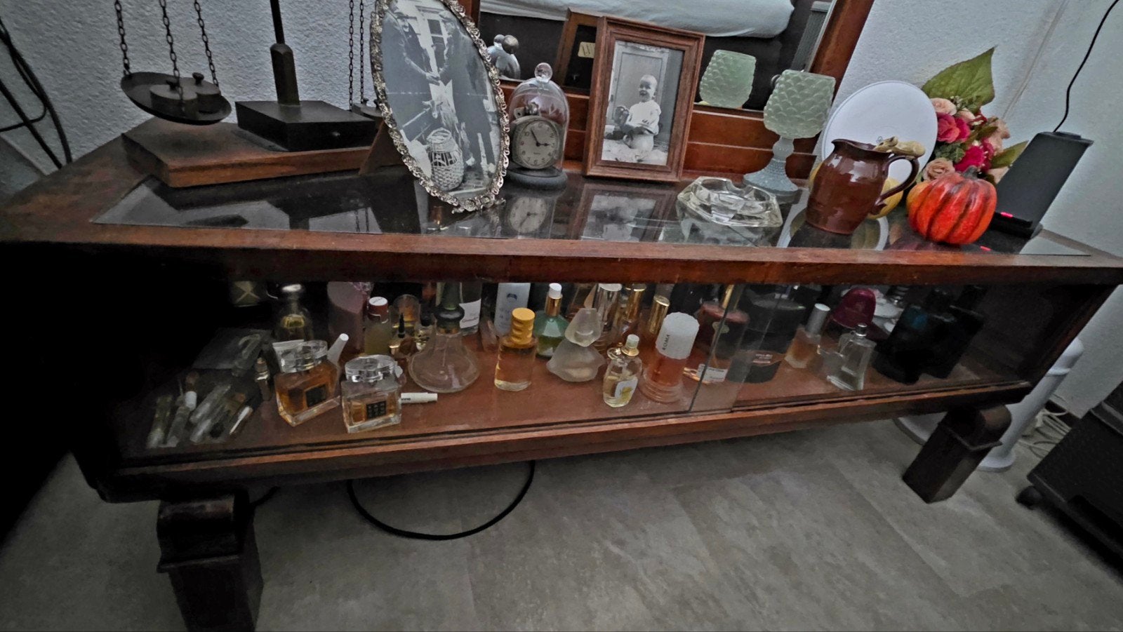Vintage mahonie kaptafel met spiegel en glazen vitrine, Ophalen