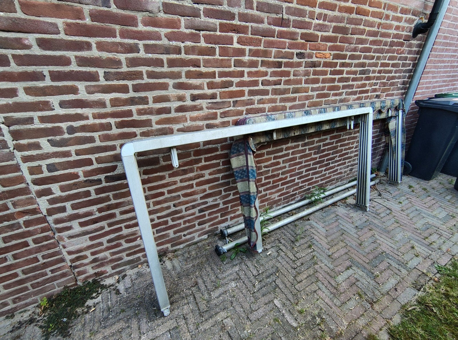 Gratis 2 oude zonneschermen., Minder dan 150 cm, Ophalen of Verzenden, Gebruikt, Knikarmscherm