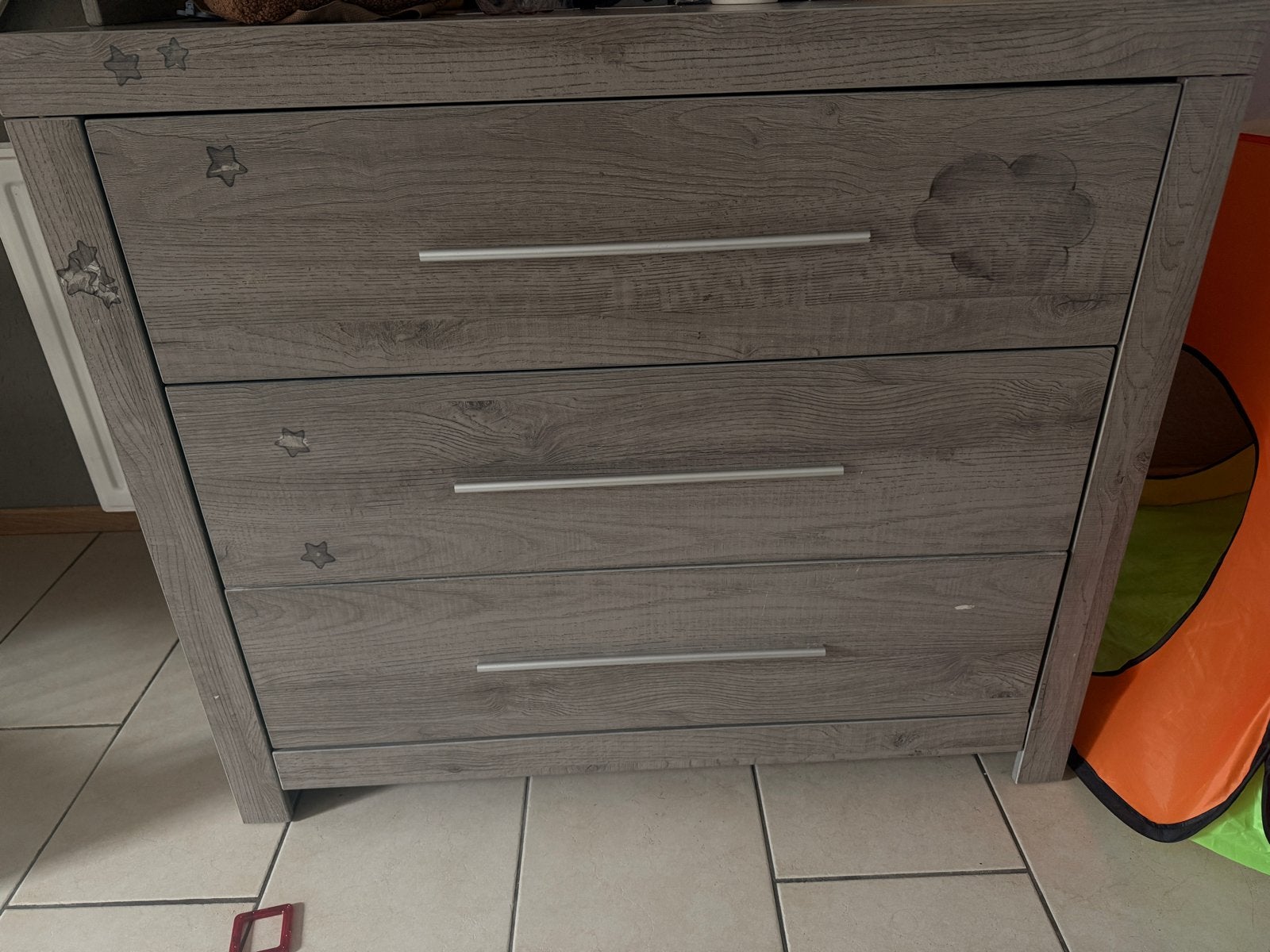 Commode met 3 lades - Grijs houtlook met sterren, Gebruikt, 50 tot 70 cm, Ophalen of Verzenden, 75 tot 100 cm