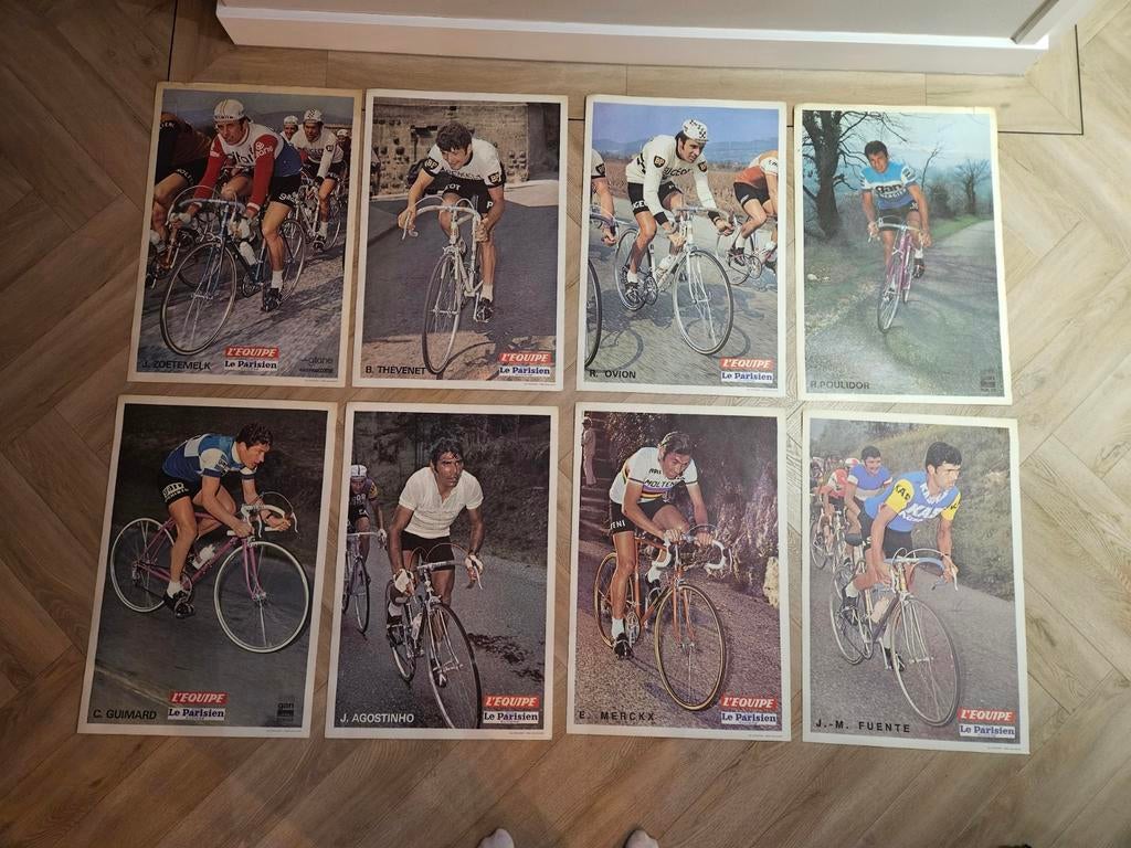 Vintage Wielrenners Posters L'Équipe Le Parisien (8 stuks), Verzamelen, Sportartikelen en Voetbal, Ophalen of Verzenden, Gebruikt