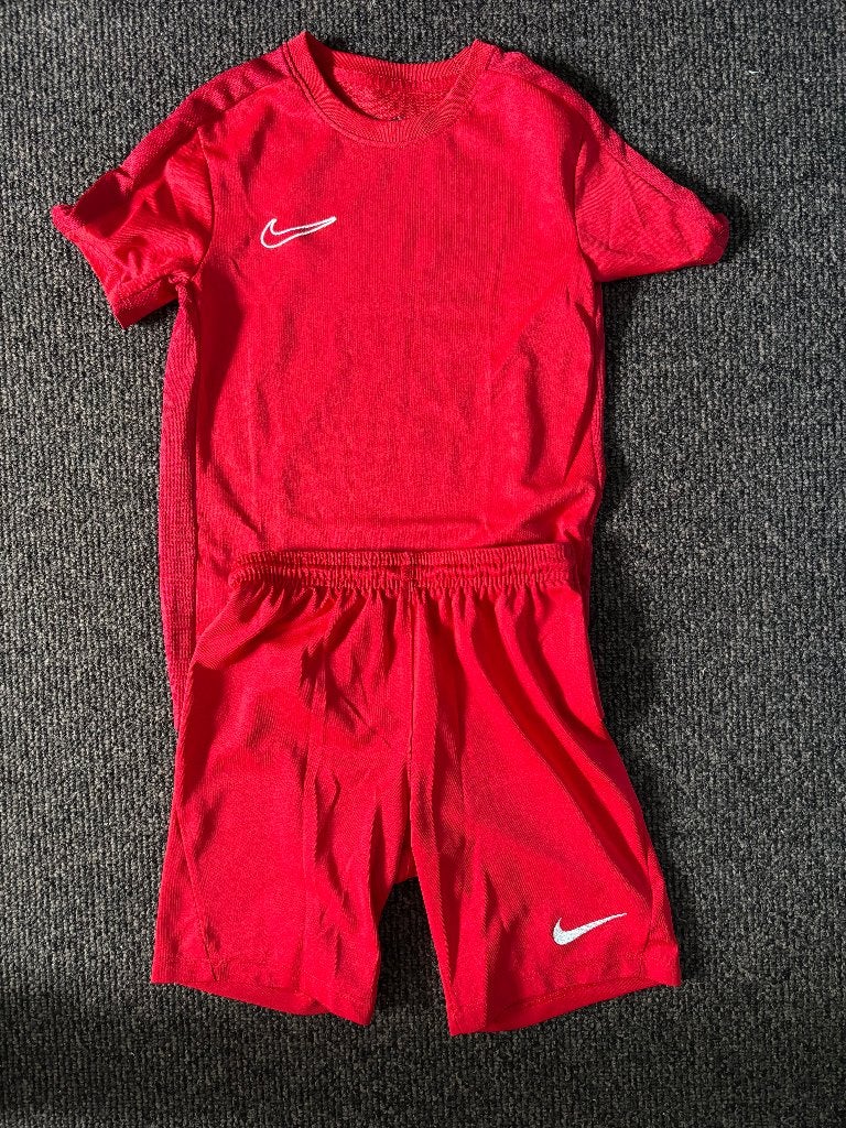 Aangeboden: sportshirt en sportbroek van Nike, Ophalen of Verzenden, Zo goed als nieuw, Rood, Algemeen