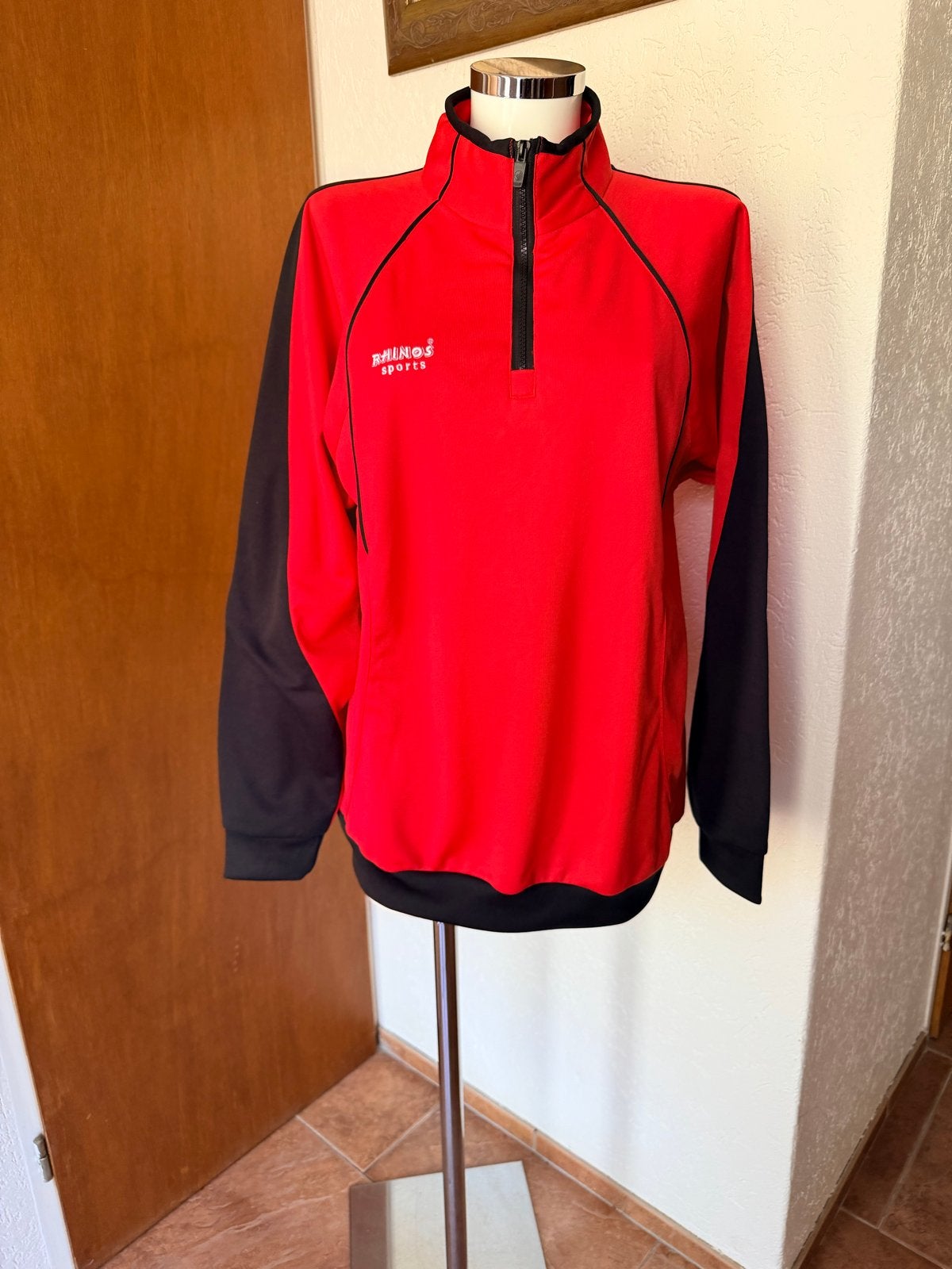 Mooie sportieve sweater maat L - Rhinos Sports, Maat 52/54 (L), Ophalen of Verzenden, Zo goed als nieuw, Rood