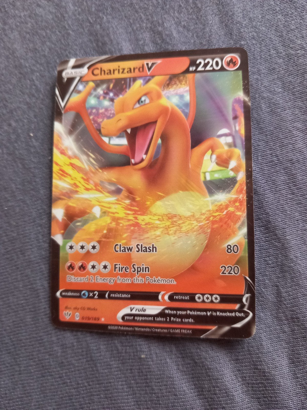 charizard v, Hobby en Vrije tijd, Ophalen of Verzenden, Zo goed als nieuw, Losse kaart, Foil