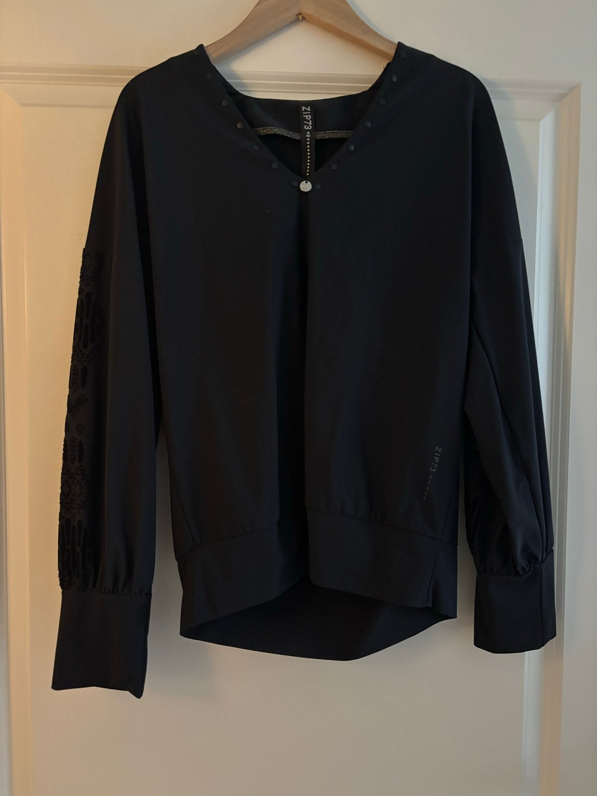 ZIP73 Zwarte trui met lange mouwen en velours details, Kleding | Dames, Maat 38/40 (M), Zwart, Ophalen of Verzenden, Zo goed als nieuw