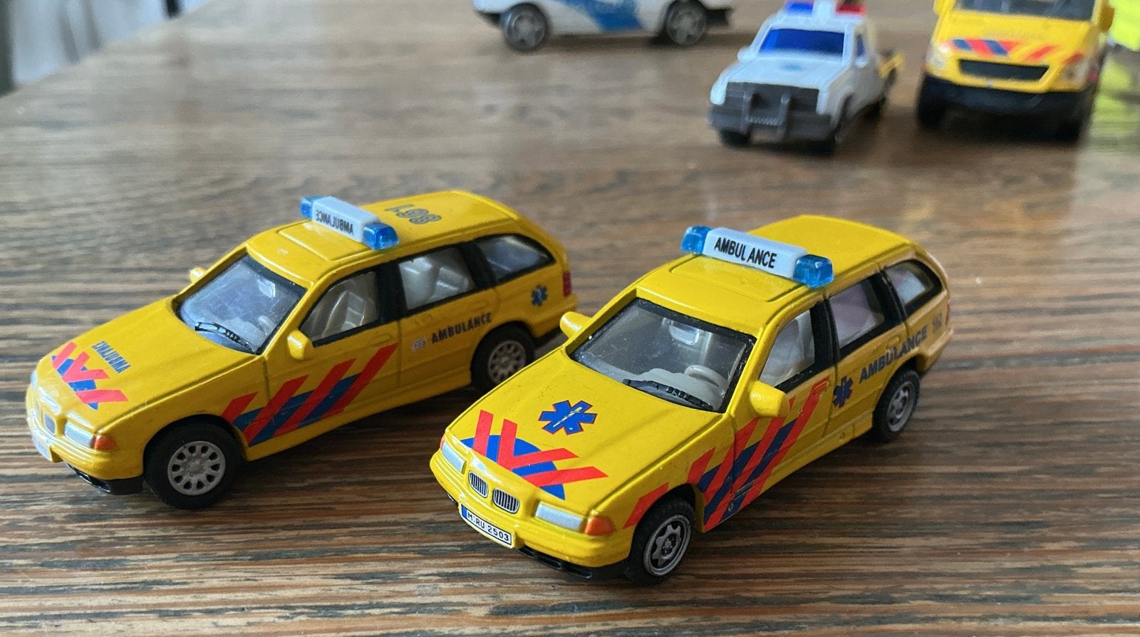 2 kleine Ambulances auto's 6.8 cm, Ophalen, Gebruikt, Auto